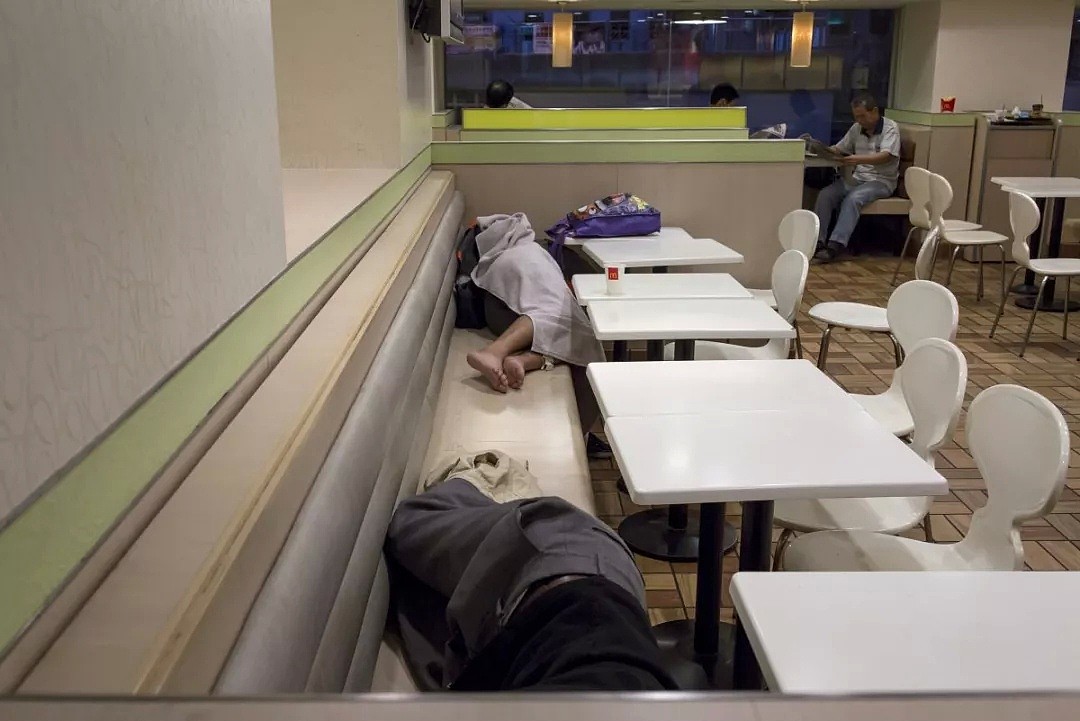 他们走进麦当劳不吃东西，倒头就睡...亚洲的麦难民，越来越多...（组图） - 8