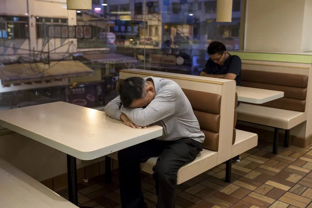 他们走进麦当劳不吃东西，倒头就睡...亚洲的麦难民，越来越多...（组图） - 10