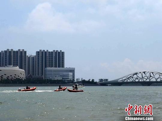 北京双胞胎溺亡 事发24小时后又有多人带孩子下海（组图） - 3