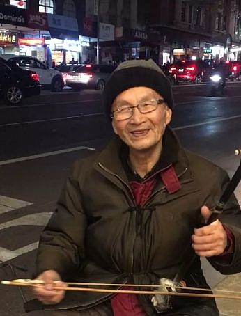 你是否在Coles门口见过这位华人老爷爷？84岁还在街头卖艺，一切都从9年前说起…（组图） - 9