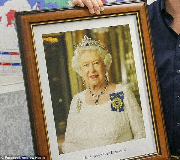 4EF1B70300000578-6045745-The_portrait_of_Queen_Elizabeth_II_is_tailored_for_Australians_a-a-16_1533861095489.jpg,0