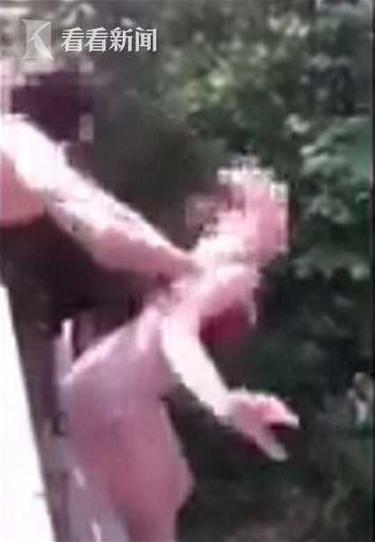 美国比基尼少女遭损友恶搞 18米高处被推落瀑布塘（组图/视频） - 3
