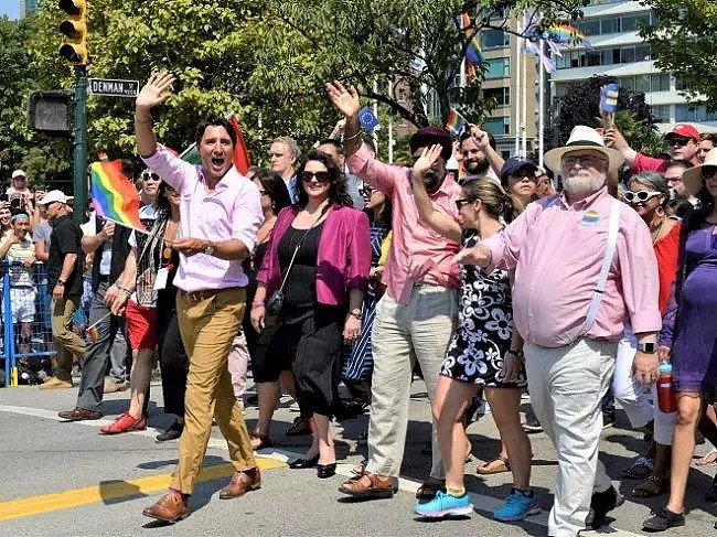加拿大最大尺度肉体狂欢！同性恋游行！露点、SM场面、发套套……大开眼界！（组图） - 23