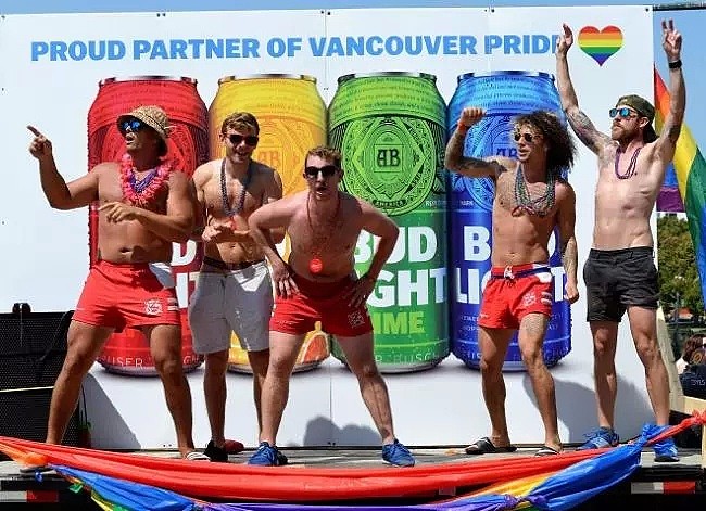 加拿大最大尺度肉体狂欢！同性恋游行！露点、SM场面、发套套……大开眼界！（组图） - 28