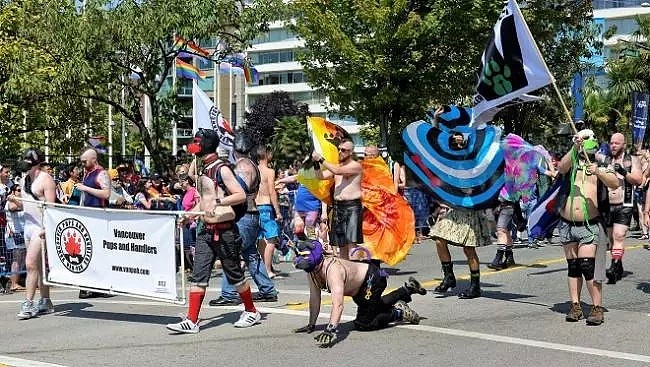 加拿大最大尺度肉体狂欢！同性恋游行！露点、SM场面、发套套……大开眼界！（组图） - 29
