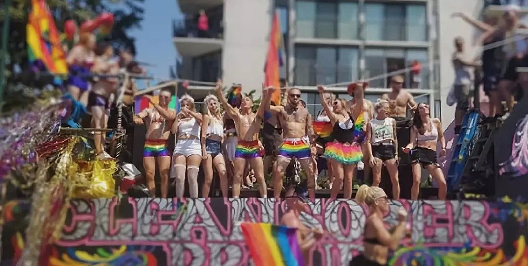 加拿大最大尺度肉体狂欢！同性恋游行！露点、SM场面、发套套……大开眼界！（组图） - 40