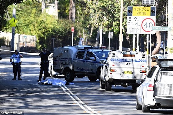 更多细节！悉尼大学附近男子被人当街捅死！附近居民回忆恐怖场景，车上、地上都是血（视频/组图） - 3