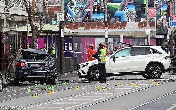 白色奔驰在墨尔本街头连撞多车！1名女子不幸死亡，肇事司机逃跑！（组图） - 3