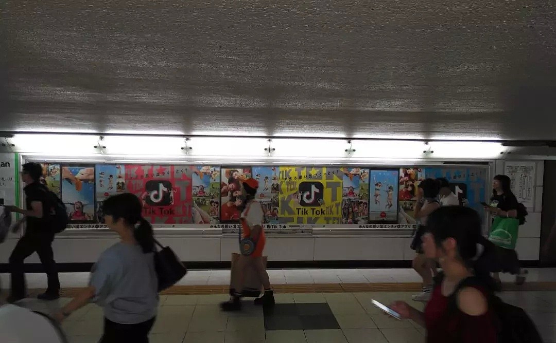 东京地铁站、电车上到处贴满这款中国app的广告！日本人彻底中了“抖音”的毒…（视频/组图） - 16