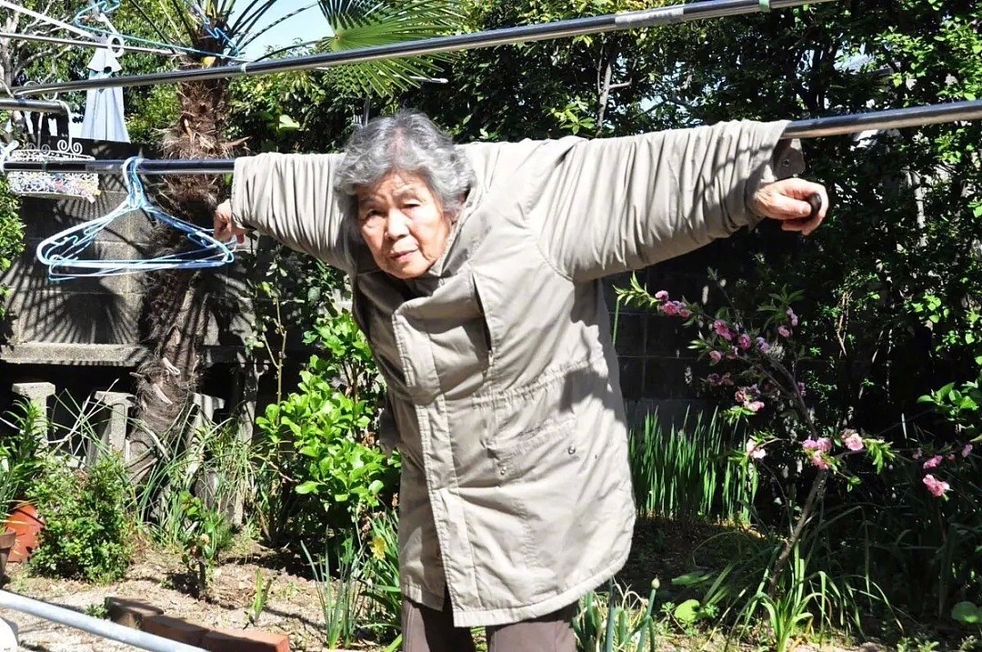 90岁日本老奶奶，酗酒飙车碰瓷却爆红Ins！网友：可以，这很硬核（组图） - 13