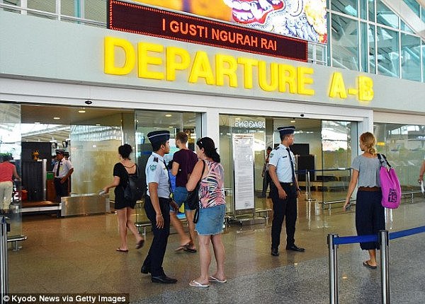 因在机场免税店做这事，澳洲少年在巴厘岛被抓，哭诉“我再也不做了”（组图） - 2