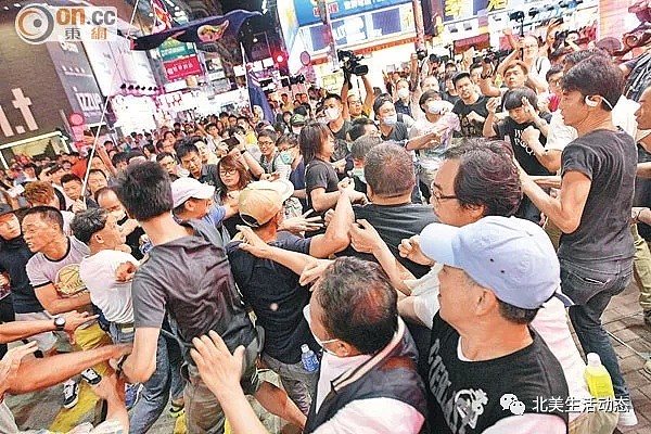 内地大妈歌舞团香港街头表演，遭遇学生“维权”，引百人骂战（组图） - 2
