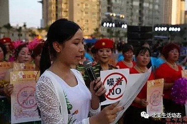 内地大妈歌舞团香港街头表演，遭遇学生“维权”，引百人骂战（组图） - 3