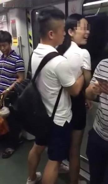 广州地铁情侣当众亲热，女子身穿短裙尺度大开毫不在乎旁人眼光（组图） - 1