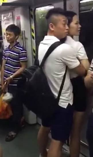 广州地铁情侣当众亲热，女子身穿短裙尺度大开毫不在乎旁人眼光（组图） - 2