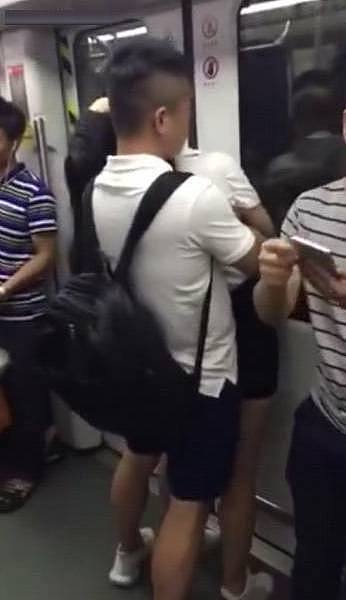 广州地铁情侣当众亲热，女子身穿短裙尺度大开毫不在乎旁人眼光（组图） - 3