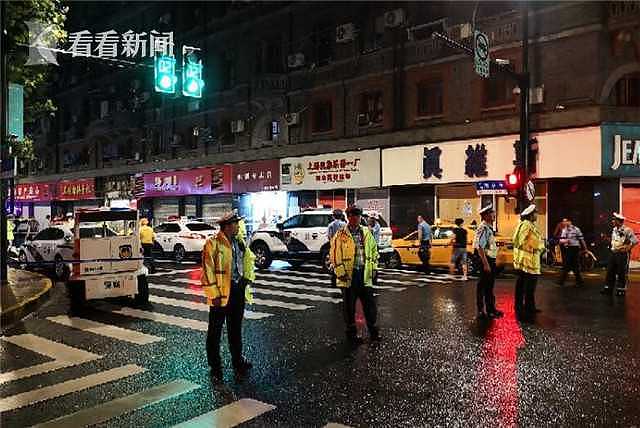 上海南京东路一商铺招牌脱落致3死6伤 事发瞬间视频曝光（组图/视频） - 1