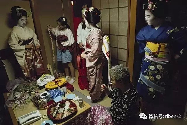 窥探日本艺妓不为人知的私密生活：16岁学成下海，取悦客人并以此为荣……（组图） - 20