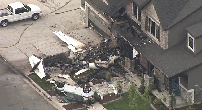 约德的住家受损，小飞机的残骸遍布前院。 (美联社)