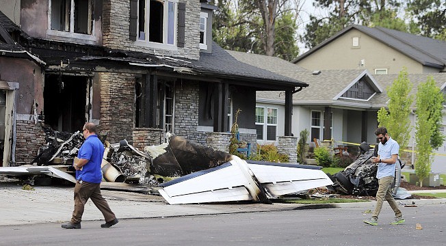 约德的住家受损，小飞机的残骸遍布前院。 (美联社)