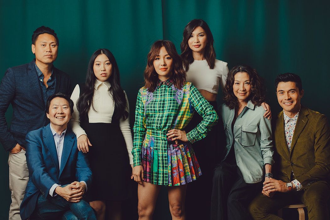 左起：《疯狂的亚洲富人》导演朱浩伟和演员阵容：郑肯、奧卡菲娜、吴恬敏、陈静、杨紫琼和亨利·戈尔丁。