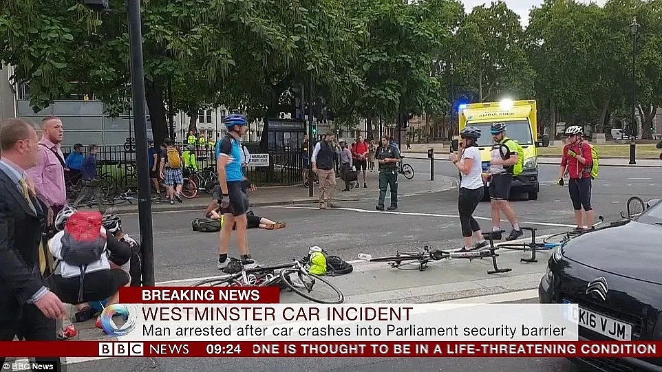 突发！英国议会大厦外发生恐怖袭击！汽车故意撞人，多人受伤！（组图） - 1