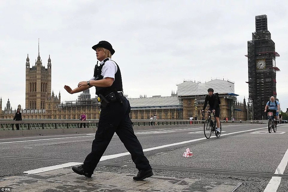 突发！英国议会大厦外发生恐怖袭击！汽车故意撞人，多人受伤！（组图） - 4