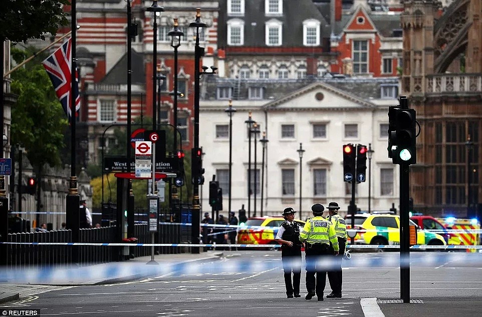 突发！英国议会大厦外发生恐怖袭击！汽车故意撞人，多人受伤！（组图） - 7