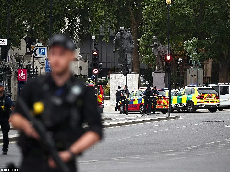 突发！英国议会大厦外发生恐怖袭击！汽车故意撞人，多人受伤！（组图） - 8