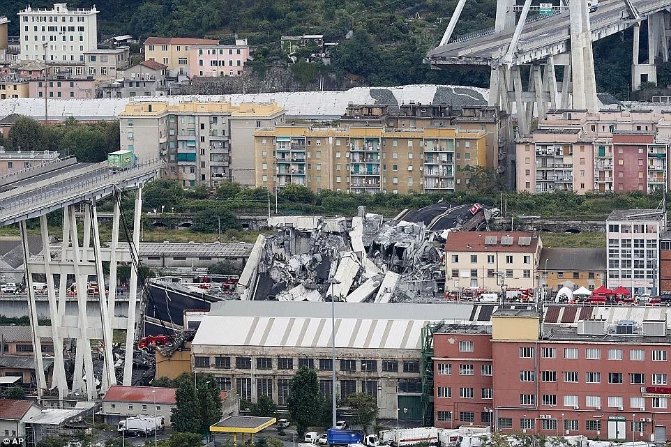 惨！意大利高架桥坍塌30多车坠地！已致 35人死亡，尸骨遍野车身碾碎（组图） - 1