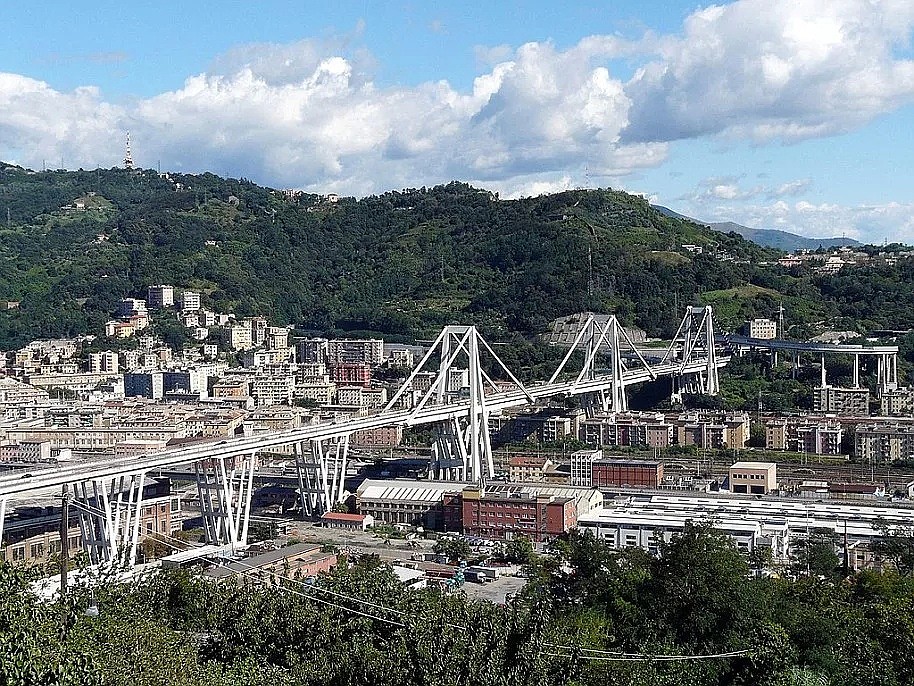 惨！意大利高架桥坍塌30多车坠地！已致 35人死亡，尸骨遍野车身碾碎（组图） - 2