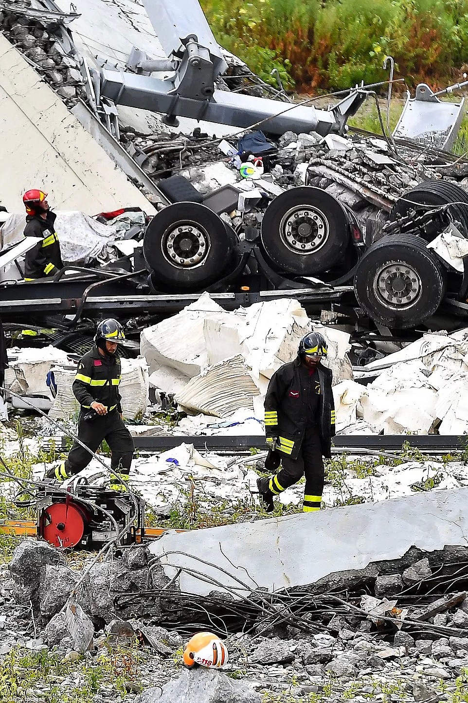 惨！意大利高架桥坍塌30多车坠地！已致 35人死亡，尸骨遍野车身碾碎（组图） - 6