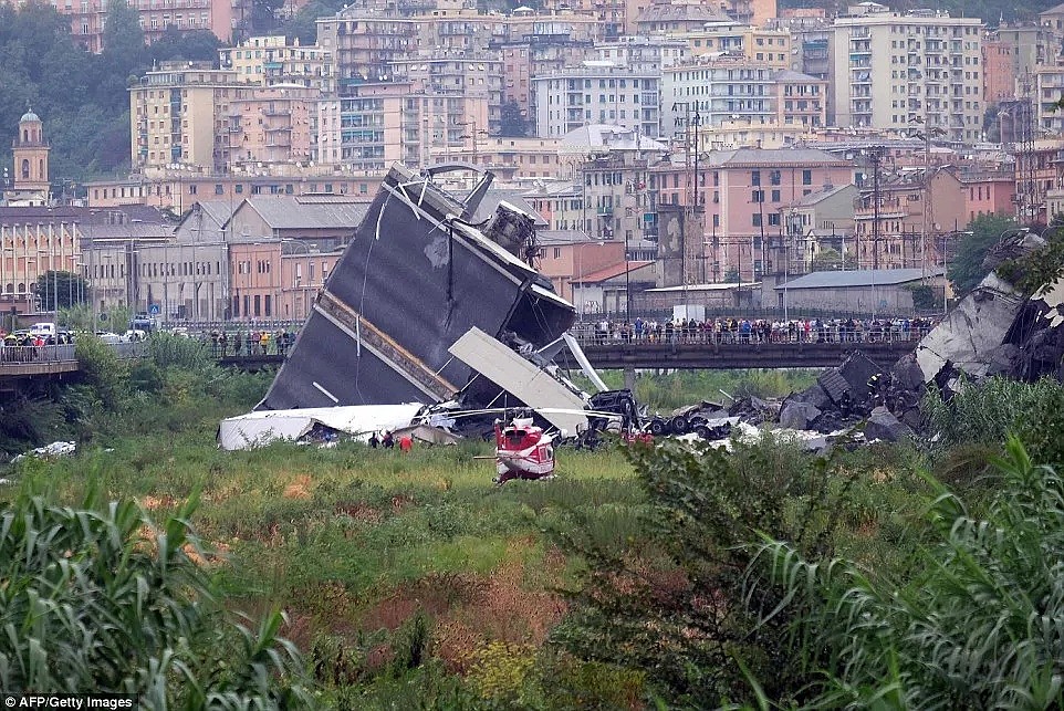 惨！意大利高架桥坍塌30多车坠地！已致 35人死亡，尸骨遍野车身碾碎（组图） - 9