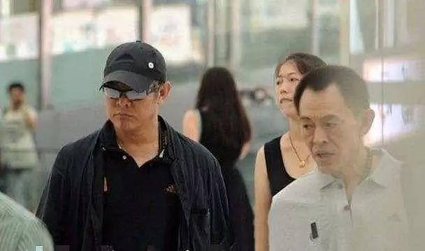 李连杰雇亲哥哥当司机，年薪120万！近日现身寺庙！称死后捐100亿 - 2