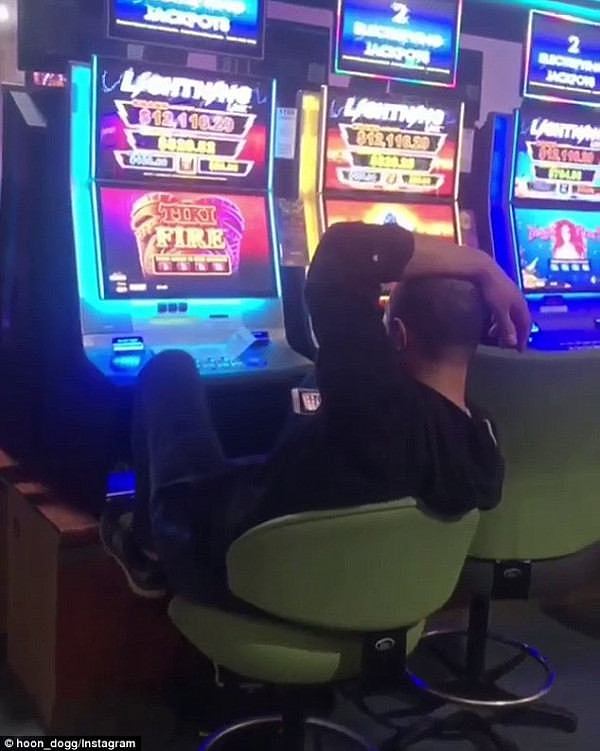 一则视频2小时被观看37000次！悉尼小哥赌场内一个动作引网友热议，“赌博机就是命啊”（视频/组图） - 1