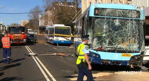 悉尼公交车失控撞伤6名行人！肇事司机本应禁驾5年，却被允许开车上路（组图） - 2