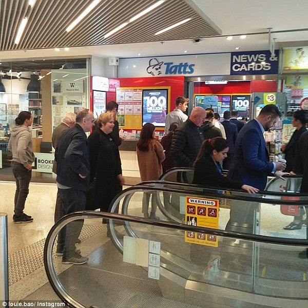 4F2089A600000578-6065795-Huge_queues_have_started_forming_at_newsagents_ahead_of_Thursday-a-20_1534397092540.jpg,0