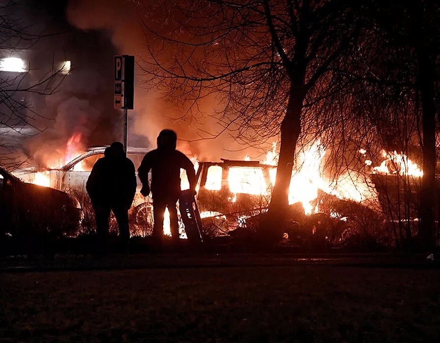 接受十几万难民后，瑞典城市发生暴乱陷入火海，怎么会这样？（组图） - 9