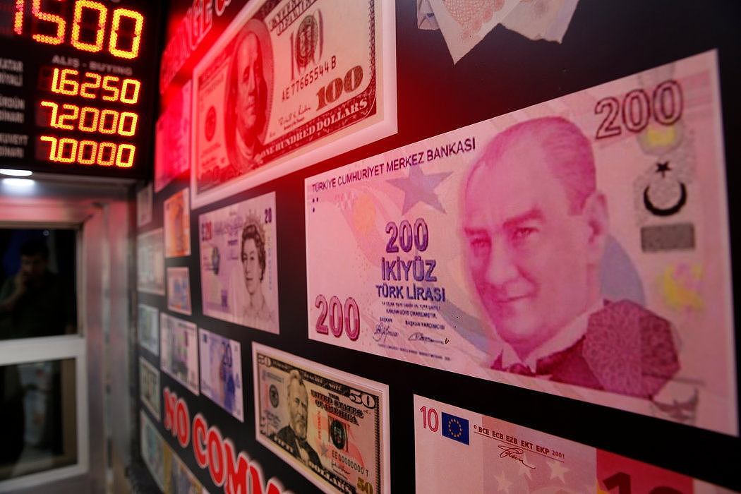 周一，伊斯坦布尔一家货币兑换店。土耳其里拉上周出现暴跌。