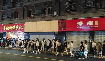 上海南京路招牌脱落致3死6伤的背后：被“砸”断的人生（组图） - 4