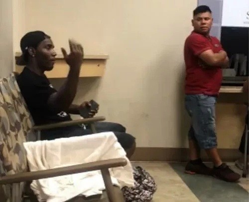 黑人男子在医院候诊室暴揍亚裔男子，原因竟是“他盯着我看！”（组图/视频） - 1