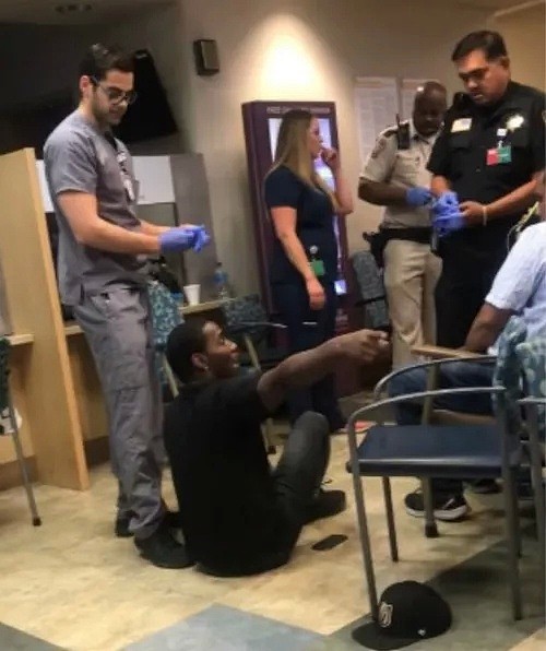 黑人男子在医院候诊室暴揍亚裔男子，原因竟是“他盯着我看！”（组图/视频） - 3