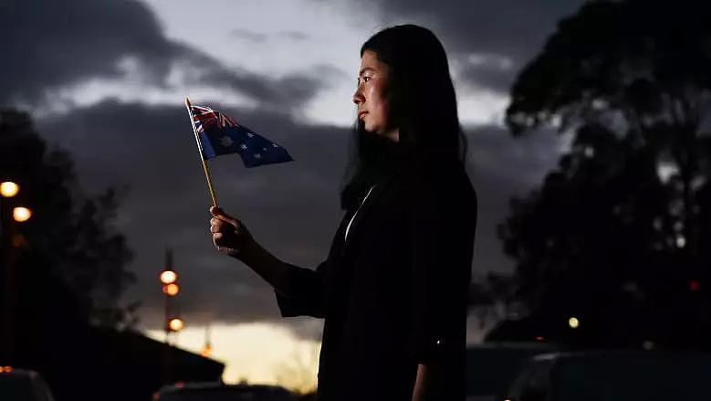 中国人被澳洲移民部区别对待？澳媒惊爆：获准入籍的华人急剧锐减 - 6