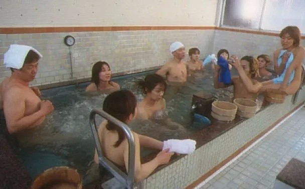 日本25岁女性被曝还跟父母一起洗澡！外国人震惊：最大洗到几岁？（组图） - 1