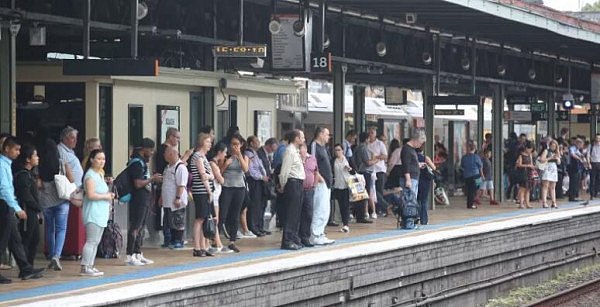 Epping至Chatswood城铁停运！大量乘客将涌入Central，站台不堪重负...（组图） - 1
