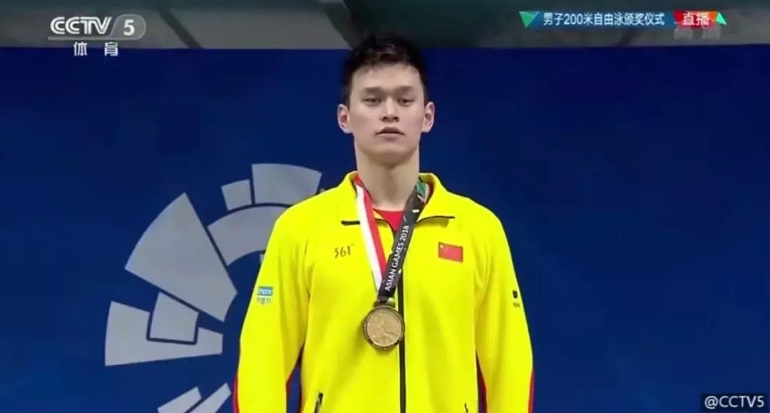 孙杨亚运会夺冠，升旗仪式时中国国旗居然掉了，他一个举动被网友暴赞！（视频/组图） - 7