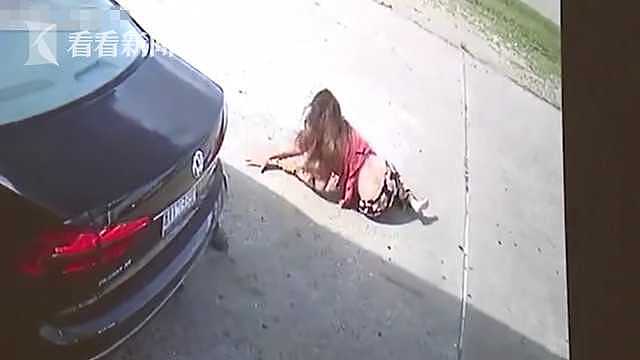 恐怖！女子提美元当街遭抢 歹徒见不松手狠踩倒车（视频/组图） - 6