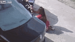 恐怖！女子提美元当街遭抢 歹徒见不松手狠踩倒车（视频/组图） - 8