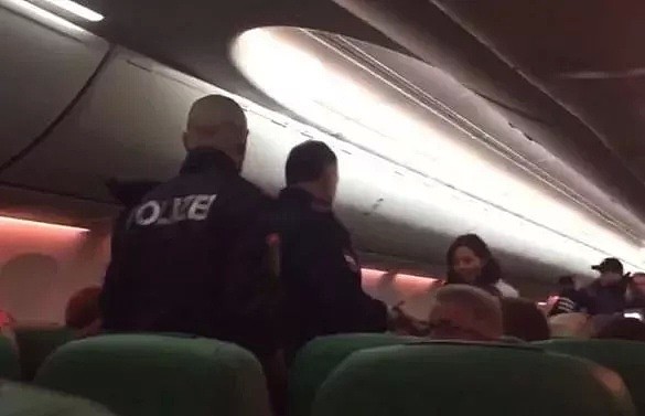 中国女子说了一句话, 全机172名乘客陪她等了两小时（视频/组图） - 26