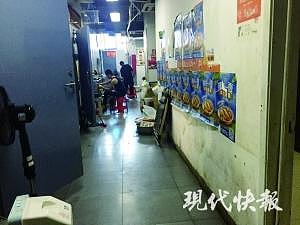 这栋外卖楼每天喂饱万人：21家店挤一起 抓菜全用手